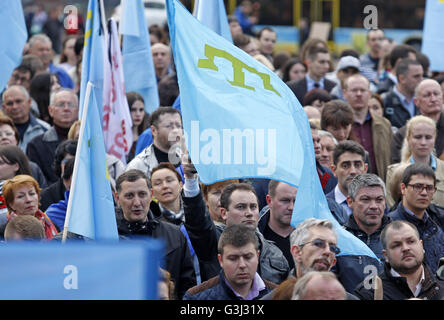 Kiev, Ukraine. 18 mai, 2016. Les Tatars de participer à une réunion de commémoration du 72e anniversaire de la déportation des Tatars de Crimée en 1944 par l'Union soviétique, sur la place de l'indépendance. © Vasyl Shevchenko/Pacific Press/Alamy Live News Banque D'Images