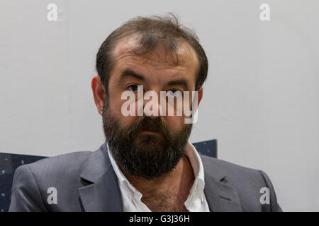 Turin, Italie. 15 mai, 2016. L'écrivain turc Murat Uyurkulak l'un de l'invité lors de la Foire du livre de Turin. © Marco Destefanis/Pacific Press/Alamy Live News Banque D'Images