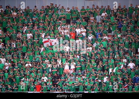 L'Irlande du Nord dans les stands des fans applaudissent leurs joueurs après l'UEFA Euro 2016, Groupe C match au stade de Nice, Nice. Banque D'Images