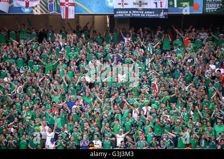 L'Irlande du Nord dans les stands des fans applaudissent leurs joueurs après l'UEFA Euro 2016, Groupe C match au stade de Nice, Nice. Banque D'Images