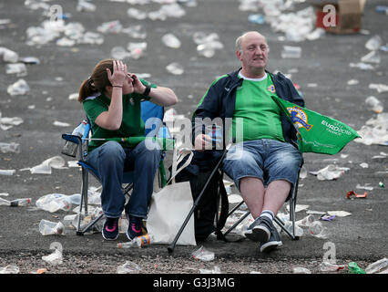 L'Irlande du Nord fans regarder déprimé après le coup de sifflet final tout en regardant l'UEFA Euro 2016, Groupe C match entre l'Irlande du Nord et la Pologne au Titanic Museum, Belfast. Banque D'Images