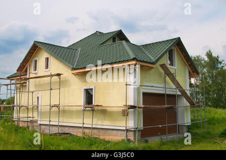 La construction ou la réparation de la maison rurale, fixation façade, l'isolation et l'utilisation de la couleur Banque D'Images