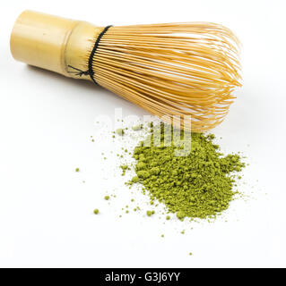 Outil de préparation de thé matcha japonais traditionnel. Photo est isolé sur fond blanc. Plateau fondu avec le chasen Banque D'Images