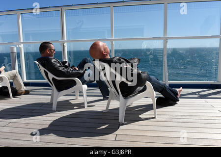 Les passagers assis sur le pont de la Brittany Ferries MV Pont-Aven cruiseferry naviguant entre Portsmouth et Santander. Banque D'Images