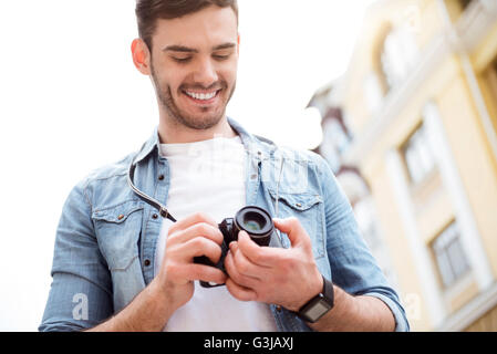 Sourire agréable homme debout dans la rue Banque D'Images
