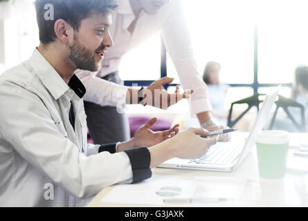 Partenaires d'affaires des débats sur les documents et d'idées à la réunion Banque D'Images