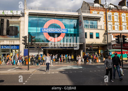 Les personnes en attente ou à pied en face de l'entrée de la station de métro de Brixton, dans le sud de Londres Banque D'Images