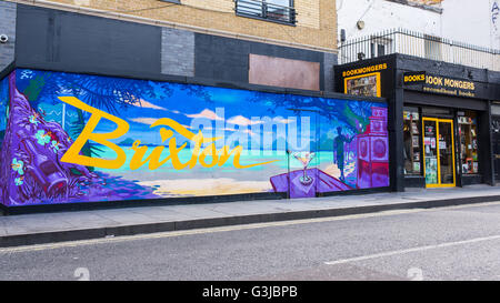 Grande unité murale graffiti avec le mot Brixton écrit sur un fond peint avec plage tropicale et cocktail. Banque D'Images