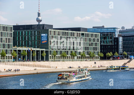 Bateau-mouche sur la rivière Spree dans le quartier du gouvernement, Berlin, bâtiment de ministère fédéral de l'éducation et de la recherche, Banque D'Images