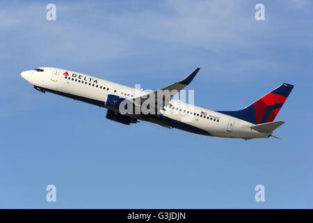 Los Angeles, USA - 22 Février 2016 : Un Delta Air Lines Boeing 737-800 avec l'enregistrement N3760C décolle à Los Angeles je Banque D'Images