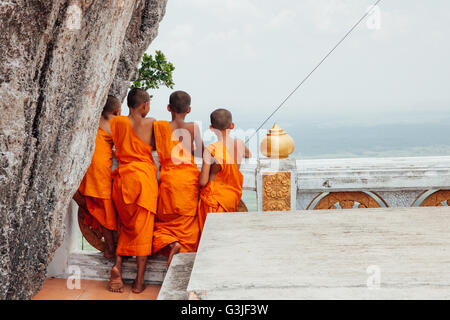 Krabi, Thaïlande - 10 Avril 2016 : les moines novices sont l'observation de la colline Tiger Cave Temple sur la montagne à Krabi Banque D'Images