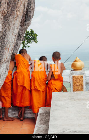 Krabi, Thaïlande - 10 Avril 2016 : les moines novices sont l'observation de la colline Tiger Cave Temple sur la montagne à Krabi Banque D'Images