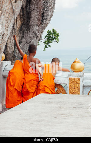 Krabi, Thaïlande - 10 Avril 2016 : les moines novices sont l'observation de la colline Tiger Cave Temple sur la montagne à Krabi Banque D'Images