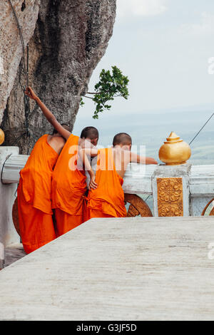 Krabi, Thaïlande - 10 Avril 2016 : les moines novices sont l'observation de la colline Tiger Cave Temple de montagne dans la région de Krabi. Banque D'Images