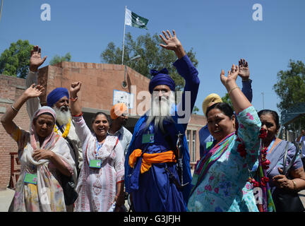 Des centaines de pèlerins Sikhs Indiens sont arrivés à la gare ferroviaire de Wagah par un train spécial près de Lahore. Yatris Sikh sera en visite au Pakistan pour célébrer le festival de Baisakhi marque le début de l'année solaire, en particulier le Punjabi remercie Dieu de bonne récolte. Le Vaisakhi, Gurudwaras des processions et des spectacles traditionnels sont les points forts de la journée. Histoire de sa genèse à partir de Baisakhi Baisakhi fête le jour de 1699 organisée par le dixième gourou sikh, Guru Gobind Singh Khalsa pour former des soldats - Confrérie Saint à lutter contre la tyrannie et l'oppression. (Photo par Rana Sajid Hussa Banque D'Images