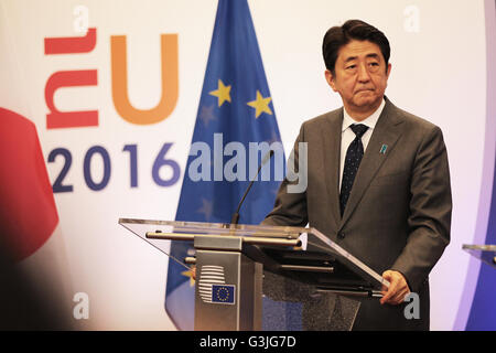 Bruxelles, Belgique. 06Th Mai, 2016. Le premier ministre japonais Shinzo Abe lors de sa visite à l'Union européenne. Le premier ministre japonais Shinzo Abe rencontre le président du Conseil européen, Donald Tusk, et le président de la Commission européenne, Jean-Claude Juncker. La visite est la partie de l'European tour en préparation du G7 au sommet qui se tiendra dans le Japon, d'Ise-Shima, également pour discuter de partenariat économique UE-Japon et de l'accord de libre-échange. © Arie Asona/Pacific Press/Alamy Live News Banque D'Images