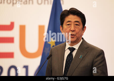 Bruxelles, Belgique. 06Th Mai, 2016. Le premier ministre japonais Shinzo Abe lors de sa visite à l'Union européenne. Le premier ministre japonais Shinzo Abe rencontre le président du Conseil européen, Donald Tusk, et le président de la Commission européenne, Jean-Claude Juncker. La visite est la partie de l'European tour en préparation du G7 au sommet qui se tiendra dans le Japon, d'Ise-Shima, également pour discuter de partenariat économique UE-Japon et de l'accord de libre-échange. © Arie Asona/Pacific Press/Alamy Live News Banque D'Images