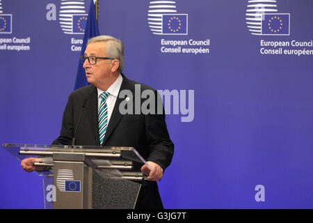 Bruxelles, Belgique. 06Th Mai, 2016. Le premier ministre japonais Shinzo Abe rencontre le président du Conseil européen, Donald Tusk, et le président de la Commission européenne, Jean-Claude Juncker. La visite est la partie de l'European tour en préparation du G7 au sommet qui se tiendra dans le Japon, d'Ise-Shima, également pour discuter de partenariat économique UE-Japon et de l'accord de libre-échange. © Arie Asona/Pacific Press/Alamy Live News Banque D'Images