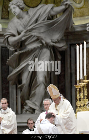 Rome, Vatican. 17 avr, 2016. Dans la basilique Saint Pierre, le Pape François a conféré l'ordination sacerdotale dans 11 nouveaux jeunes qui vont travailler dans le diocèse de Rome. Le plus jeune des nouveaux prêtres est de 26 ans tandis que les deux plus ont 44. © Andrea Franceschini/Pacific Press/Alamy Live News Banque D'Images