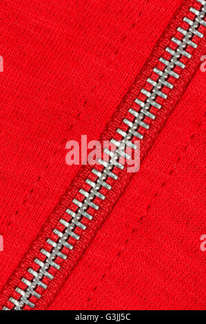 Fermeture éclair d'un pull en coton rouge Banque D'Images
