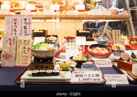 Osaka, Japon - 9 décembre 2014 : l'alimentation en plastique des répliques dans la fenêtre d'un restaurant Banque D'Images