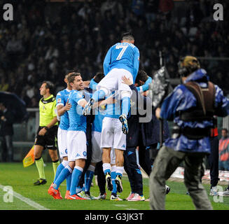 Gonzalo Higuain célèbre avec ses coéquipiers après avoir marqué au cours de la série d'un match de football entre Torino FC et SSC Napoli. SSC Napoli gagne 2-1 au Torino FC. (Photo par Nicolò Campo / Pacific Press) Banque D'Images