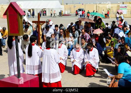 QATAR, Doha, complexe religieux avec les églises, les travailleurs migrants philippins aller à la messe le vendredi / KATAR, Doha, Religionskomplex mit Kirchen am Stadtrand, Katholische Kirche, philippinische Gastarbeiter en Tagalog Messe am Freitag, Kreuzgang, Hintergrund Zelt fuer security check der police qatari Banque D'Images