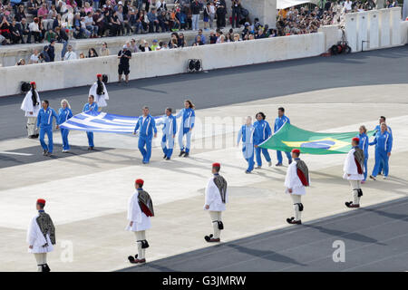 Athènes, Grèce. Apr 27, 2016. La cérémonie d'ouverture a commencé avec l'entrée de huit champions olympiques Pyrros Dimas, Nikos Kaklamanakis, Voula Kozombili Aindili, Irini, Thomas Bimis, Virginia Kravarioti, Mirela Maniani, Nikos, Syranidis Mygiakis Vassilis Polymeros, Stelios, Géorgie et Lara Antigoni Roumbesi portant les drapeaux de la Grèce et le Brésil. © Panagiotis Limperopoulos/Pacific Press/Alamy Live News Banque D'Images