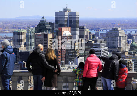 Les visiteurs au belvédère Kondiaronk du Mont Royal Parc avec vue sur le centre-ville de Montréal en arrière-plan.Montréal Québec Canada Banque D'Images