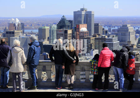 Les visiteurs au belvédère Kondiaronk du Mont Royal Parc avec vue sur le centre-ville de Montréal en arrière-plan.Montréal Québec Canada Banque D'Images