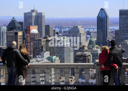 Les visiteurs au belvédère Kondiaronk du Mont Royal Parc avec vue sur le centre-ville de Montréal en arrière-plan.Montréal Québec Canada Banque D'Images