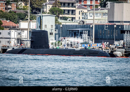 Sydney, Australie. Apr 16, 2016. Le sous-marin de la classe Soryu Japonais Hakuryu Js et deux destroyers sont la formation avec les forces militaires australiennes et d'impressionner avec leur soumission pour obtenir le contrat de l'Australie de remplacement de la flotte de la classe Collins. L'arrivée historique est la première fois qu'un sous-marin japonais est entré dans le port de Sydney depuis 1942, lorsque trois sous-marins de poche japonais glissé dans le port et l'un ont attaqué un navire de la marine australienne, tuant 21 marins. © Hugh Peterswald/Pacific Press/Alamy Live News Banque D'Images