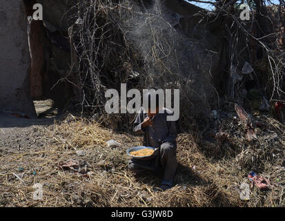 Lahore, Pakistan. Apr 25, 2016. Les enfants pakistanais jouant leur maison des taudis à la veille de la journée mondiale de lutte contre le paludisme dans la région de Lahore. La Journée mondiale de lutte contre le paludisme (ADM) est une célébration internationale célébrée tous les ans et reconnaît les efforts mondiaux pour lutter contre le paludisme. À l'échelle mondiale, 3,3 milliard de personnes dans 106 pays sont à risque de paludisme. En 2012, le paludisme a causé une estimation de 627 000 décès, la plupart chez des enfants africains. En Asie, en Amérique latine et, dans une moindre mesure, le Moyen-Orient et certaines parties de l'Europe sont également touchés. © Rana Sajid Hussain/Pacific Press/Alamy Live News Banque D'Images