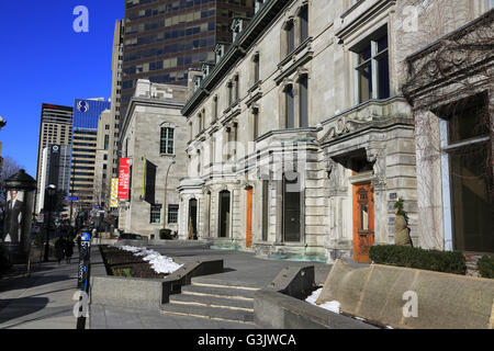 Les architectures modernes et historiques le long de la rue Sherbrooke au centre-ville de Montréal.Québec,Canada Banque D'Images