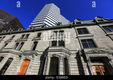 Les architectures modernes et historiques le long de la rue Sherbrooke au centre-ville de Montréal.Québec,Canada Banque D'Images