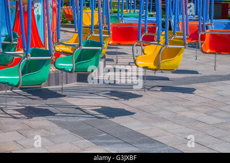 Swing coloré ride au parc d'attractions Banque D'Images