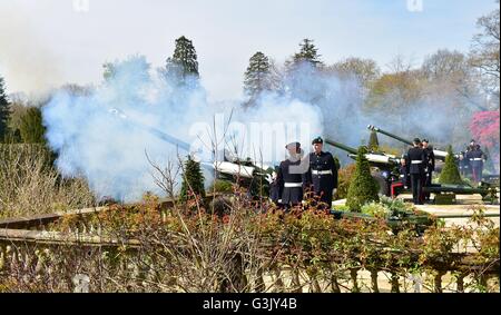 Hillsborough, Royaume-Uni. Apr 21, 2016. Une salve de 21 a eu lieu dans l'enceinte de la résidence de la Reine d'Irlande, Magazinez Hillsborough Castle pour marquer le 90e anniversaire de Sa Majesté © Mark Winter/Pacific Press/Alamy Live News Banque D'Images