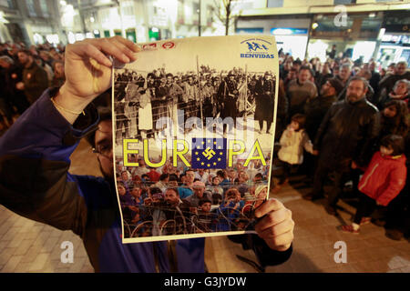 Lugo, Espagne. Mar 16, 2016. Des centaines de personnes se retrouvent en face de la sous-délégation du gouvernement espagnol pour protester contre l'accord entre la Turquie et l'Union européenne sur le contrôle de l'immigration en Europe. L'accent se qualifier l'Union européenne '' Nazi et appellent à la solidarité avec les réfugiés, en se souvenant que pas trop il y a de nombreuses années étaient les Espagnols qui ont été obligées de partir et de chercher refuge à cause de la guerre. © Carlos Castro Vazquez/RoverImages/Pacific Press/Alamy Live News Banque D'Images