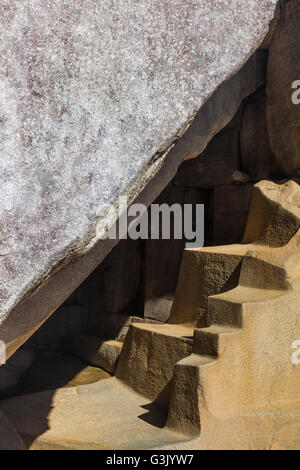 Détail des étapes à la base du temple du soleil à Machu Picchu Banque D'Images