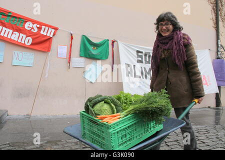 Ce 20e anniversaire de la Journée Internationale des Paysans et lutte des agriculteurs est en cours au milieu d'une situation alarmante en ce qui concerne les droits de l'homme. La Via Campesina appelle toutes ses organisations membres, ses amis et alliés, tous ceux qui croient en une agriculture paysanne et pour la souveraineté alimentaire s'efforcent de mobiliser afin d'exiger l'accès à la terre pour ceux qui la cultivent avec respect, et pour protester contre les assassinats de dirigeants de mouvements paysans - qui constituent des crimes contre l'humanité. (Photo de Mercedes Menendez/RoverImages/P Banque D'Images