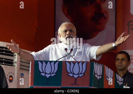 Kolkata, Inde. 17 avr, 2016. Premier ministre Narendra Modi discours à la campagne rally. Premier ministre Narendra Modi traite d'une campagne électorale de BJP rassemblement à Sahid Minar pour la Phase II de la phase VI, Bengale de l'élection législative. © Saikat Paul/Pacific Press/Alamy Live News Banque D'Images