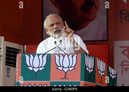 Kolkata, Inde. 17 avr, 2016. Premier ministre Narendra Modi discours à la campagne rally. Premier ministre Narendra Modi traite d'une campagne électorale de BJP rassemblement à Sahid Minar pour la Phase II de la phase VI, Bengale de l'élection législative. © Saikat Paul/Pacific Press/Alamy Live News Banque D'Images