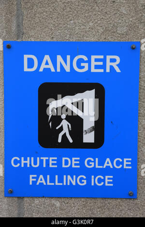 Panneau d'avertissement de chutes de glace sur un trottoir de ville de Montréal.Québec,Canada Banque D'Images