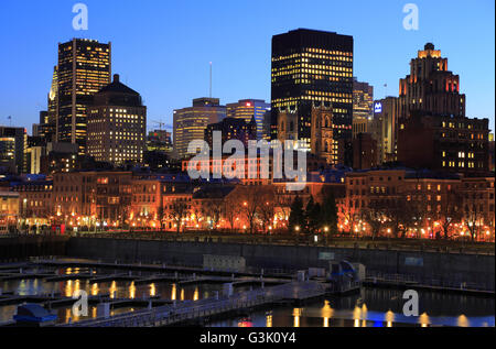 La vue nocturne du Vieux Port de Montréal avec le centre-ville de Montréal en arrière-plan.Montréal Québec Canada Banque D'Images