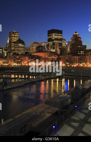 La vue nocturne du Vieux Port de Montréal avec le centre-ville de Montréal en arrière-plan.Montréal Québec Canada Banque D'Images