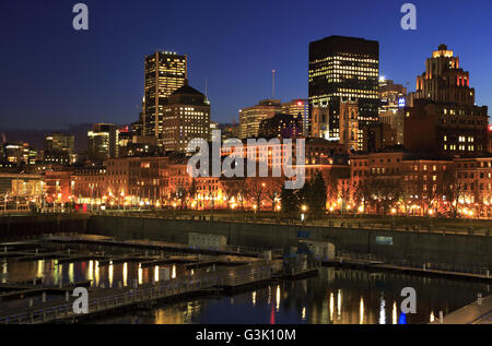 La vue nocturne du Vieux Port de Montréal avec le centre-ville de Montréal en arrière-plan.Montréal Québec Canada Banque D'Images