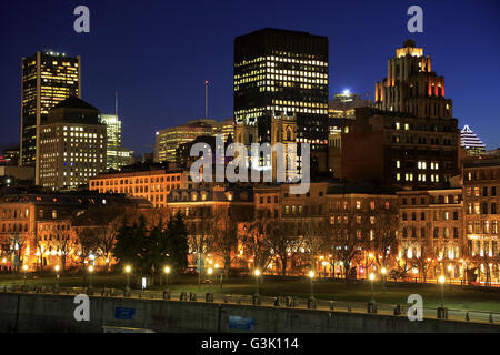 La vue nocturne du Vieux Port de Montréal avec le centre-ville de Montréal en arrière-plan.Montréal Québec Canada Banque D'Images