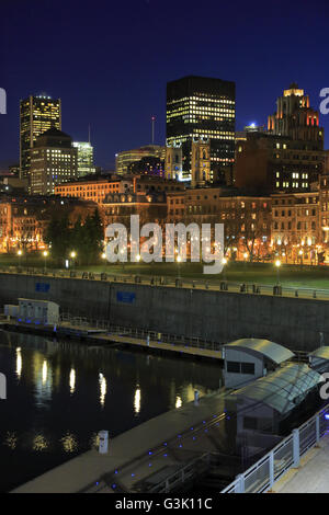 La vue nocturne du Vieux Port de Montréal avec le centre-ville de Montréal en arrière-plan.Montréal Québec Canada Banque D'Images