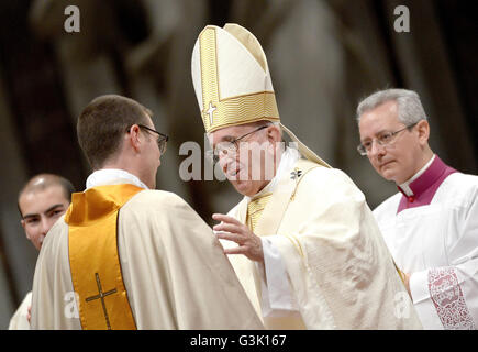 Rome, Vatican. 17 avr, 2016. Dans la basilique Saint Pierre, le Pape François a conféré l'ordination sacerdotale dans 11 nouveaux jeunes qui vont travailler dans le diocèse de Rome. Le plus jeune des nouveaux prêtres est de 26 ans tandis que les deux plus ont 44. © Andrea Franceschini/Pacific Press/Alamy Live News Banque D'Images