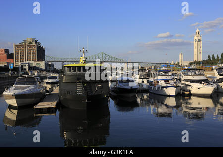 Tour de l'horloge de Montréal aka Sailors' Memorial réveil avec station d'accueil disponibles dans le Vieux Port de Montréal en premier plan.quebec.Canada Banque D'Images